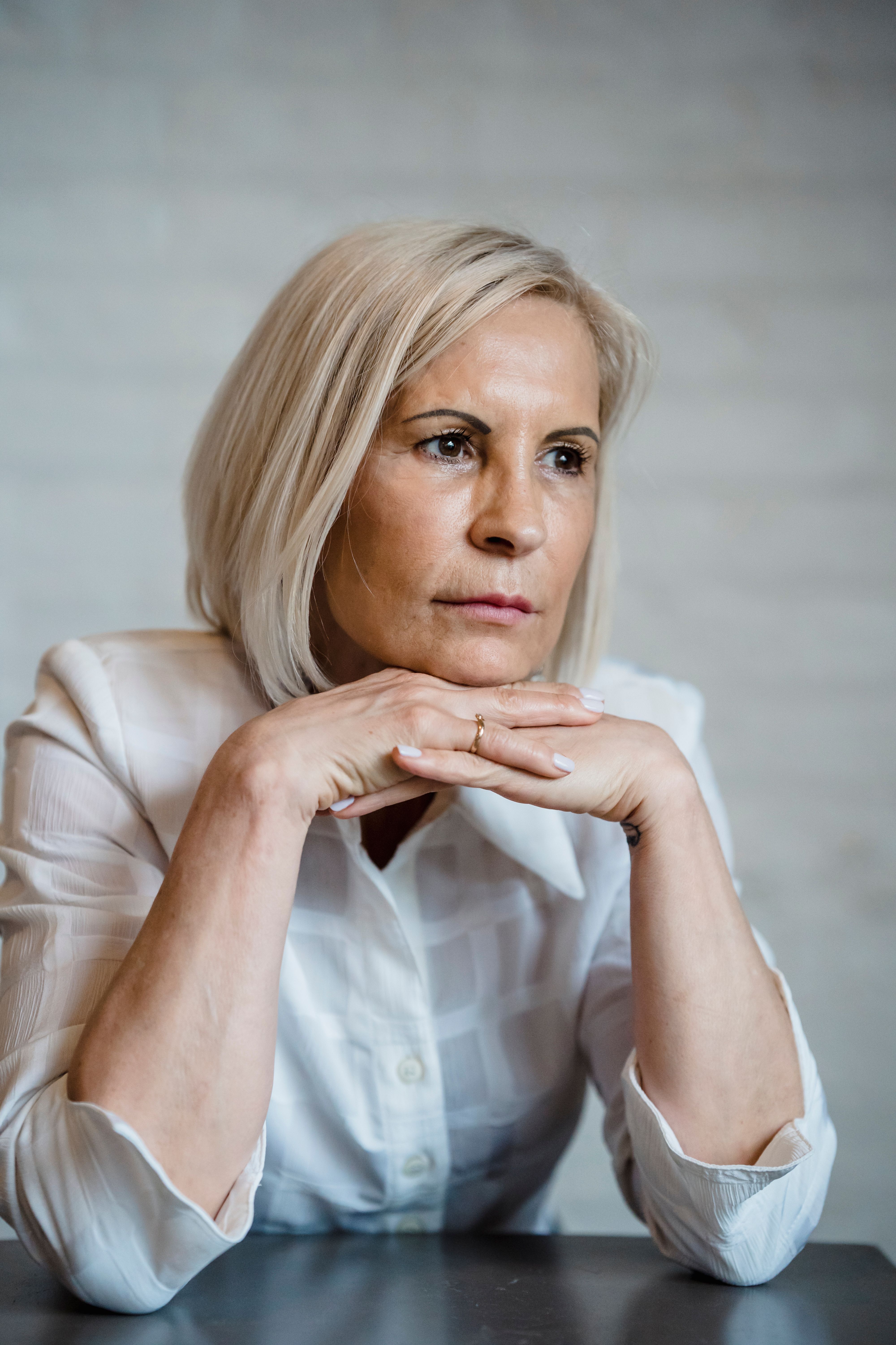 Žena přemýšlející o příznacích menopauzy a přechodu